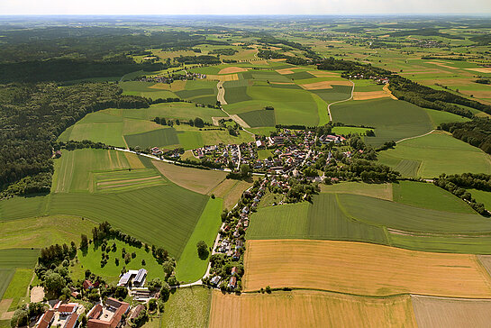 Luftaufnahme von Tüntenhausen. (Foto: Nürnberg Luftbild – Hajo Dietz, Luftbildfotografie, 2022)