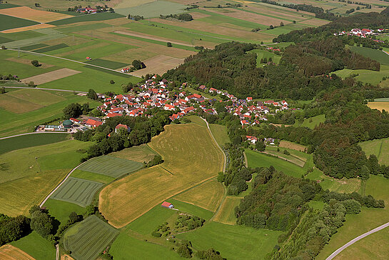 Luftaufnahme von Haindlfing. (Foto: Nürnberg Luftbild – Hajo Dietz, Luftbildfotografie, 2022)