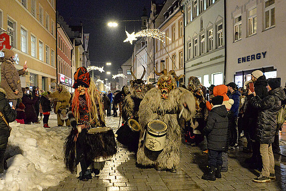 Zum Eröffnungsfest der Oberen Altstadt im Dezember 2023 gaben sich auch die Freisinger Perchten ein Stelldichein. (Foto: ski)