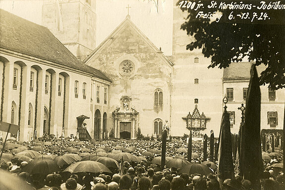 Bis auf dem letzten Platz gefüllt: Pontifikalamt auf dem Domplatz mit Michael Kardinal Faulhaber am 6. Juli 1924.