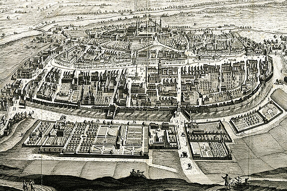 Die bekannte Stadtansicht von Gottfried Stain nach einer Vorzeichnung von Claude Sarron zeigt Freising im Jahr 1724. Sie war in den ersten Band der „Historia Frisingensis“ eingebunden.