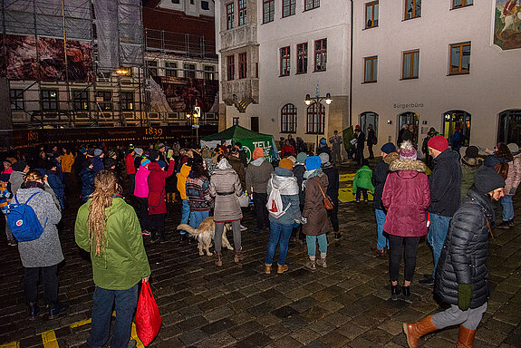 Auf dem Marienplatz demonstrieren die Umweltaktivist*innen für den Klimaschutz. (Foto: Stadt Freising)