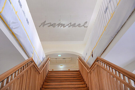 Da geht´s hinauf: Die neue Haupttreppe mit Blick auf den Schriftzug "Asamsaal". (Foto. Stadt Freising)