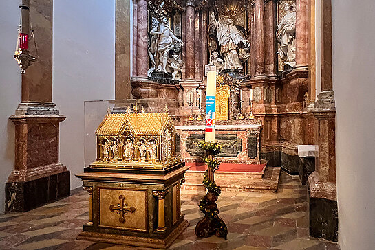 Bei der großen Korbiniansführung werden Dom und der Reliquienschrein des Bischofs besucht. Wegen der Krypta-Sanierung befindet sich der Schrein derzeit in der Johann-Nepumuk-Kapelle. (Foto: Sabina Kirchmaier)