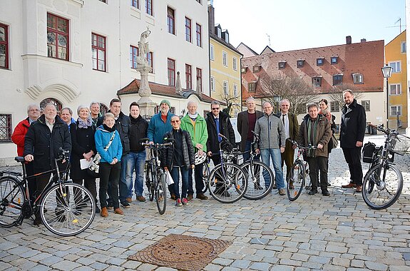 Gruppenbild: Offizielle Vorbereisung der Radwegekommission zur Aufnahme der Stadt Freising in die Arbeitsgruppe Fahrradfreundliche Kommune