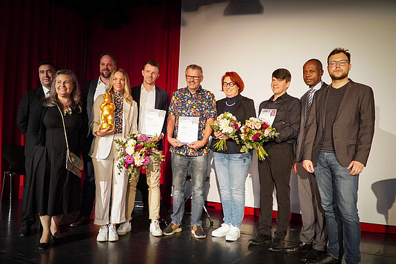 Auf dem Bild sind alle Gewinner des 2. Interkulturellen Preis für Vielfalt in Freising im Jahr 2023 zu sehen.