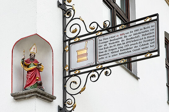 Korbinian ist im Stadtbild an verschiedensten Stellen präsent - hier als schmückende Skulptur an einer Hausfassade in der Bahnhofstraße. (Foto: Sabina Kirchmaier)