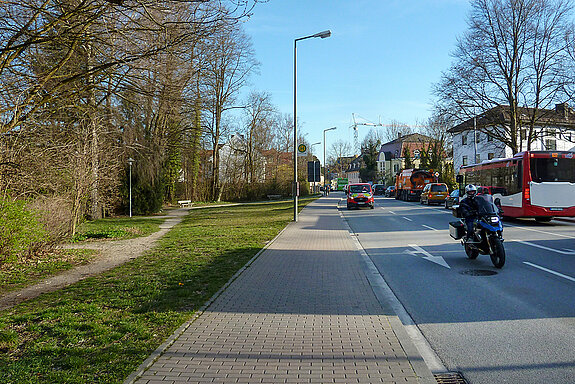 Laut einer Verkehrszählung aus dem Jahr 2015 gehört der Abschnitt der Johannisstraße entlang der Grünfläche zu den am stärksten befahrenen Straßen in Freising. (Foto März 2020: toponauten Landschaftsarchitektur)