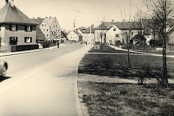 Historische Aufnahme aus dem Jahr 1960 mit (rechter Hand) der Grünfläche an der Johannisstraße. (Fotosammlung Stadtarchiv Freising)