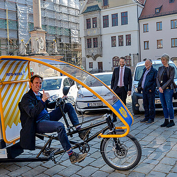 Probefahrt: Innenstadtkoordinator Michael Schulze testet das elektrisch betriebene Werbemobil. (Foto: Stadt Freising)