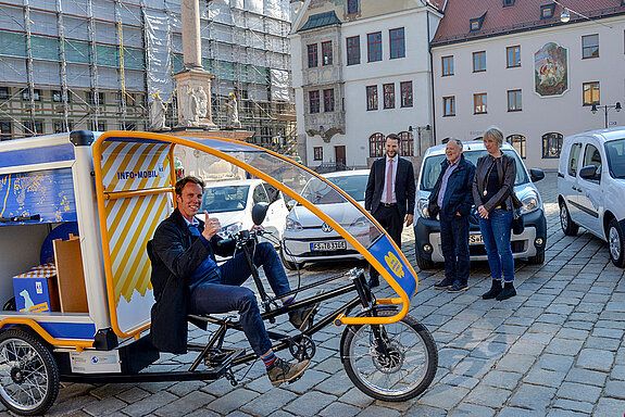 Probefahrt: Innenstadtkoordinator Michael Schulze testet das elektrisch betriebene Werbemobil. (Foto: Stadt Freising)