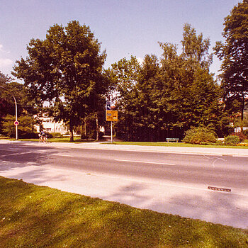 Blick von der gegenüberliegenden Straßenseite auf die Grünfläche an der Johannisstraße, aufgenommen etwa 1980. (Fotosammlung Stadtarchiv Freising)