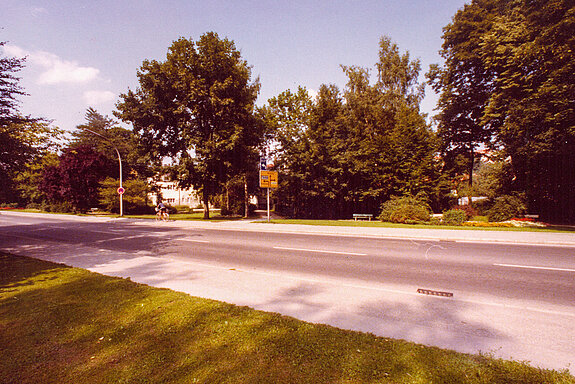 Blick von der gegenüberliegenden Straßenseite auf die Grünfläche an der Johannisstraße, aufgenommen etwa 1980. (Fotosammlung Stadtarchiv Freising)