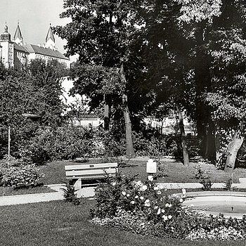 Die Postkarte (um 1960) aus der Sammlung des Stadtarchivs Freising zeigt den damals von der Stadt neu gebauten Brunnen, der etwa 35 Jahre später abgebrochen wurde. Nach dessen historischem Vorbild soll ein neuer Brunnen errichtet werden.