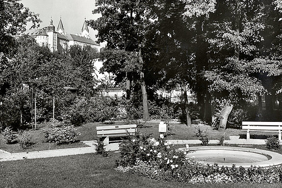 Die Postkarte (um 1960) aus der Sammlung des Stadtarchivs Freising zeigt den damals von der Stadt neu gebauten Brunnen, der etwa 35 Jahre später abgebrochen wurde. Nach dessen historischem Vorbild soll ein neuer Brunnen errichtet werden.