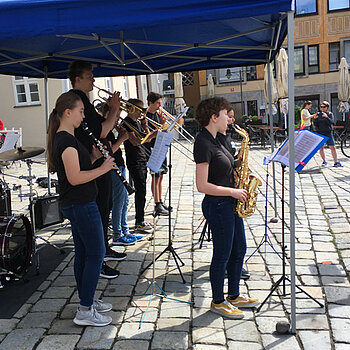 Band mit Schlagzeug, Saxophon, Klarinette, Trompeten und Posaunen.