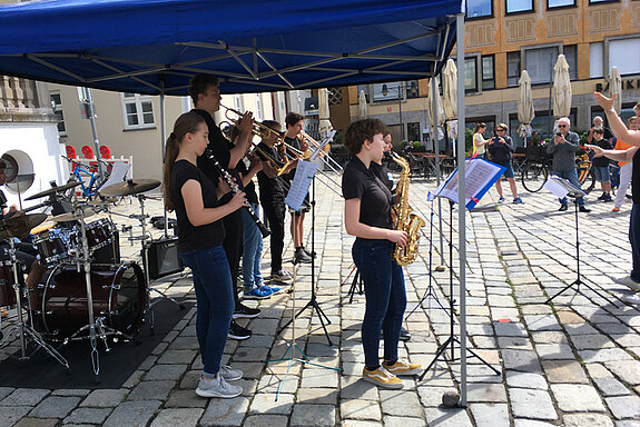 Band mit Schlagzeug, Saxophon, Klarinette, Trompeten und Posaunen.