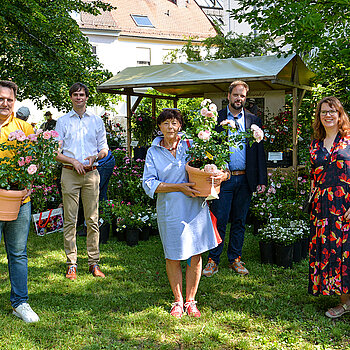 Mit einem Rosenstock der Sorte "Rosenstadt Freising" wurde Heidi Kammler (rechts) als Grünlandreferentin verabschiedet und ihr Nachfolger Robert Weller (links) offiziell begrüßt - beiden wünschten Andreas Mehltretter, OB Tobias Eschenbacher und Julia Bönig (v.l.) alles Gute. (Foto: Stadt Freising)