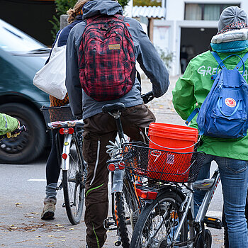 Frisch gestärkt, top motiviert und bestens ausgestattet schwärmen die Ramadama-Teilnehmer*innen auf unterschiedliche Weise zu ihren zuvor abgesprochenen Routen aus. (Foto: Stadt Freising)