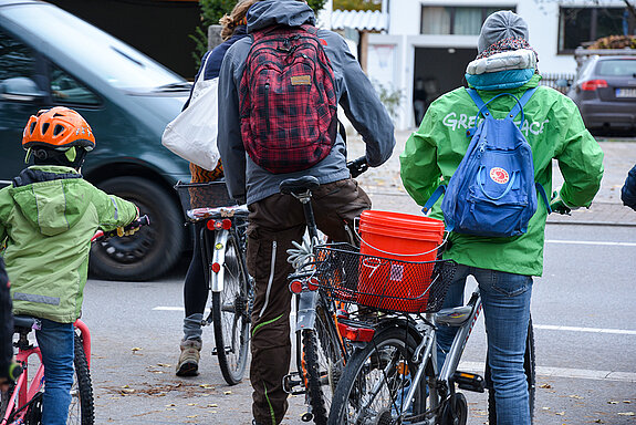 Frisch gestärkt, top motiviert und bestens ausgestattet schwärmen die Ramadama-Teilnehmer*innen auf unterschiedliche Weise zu ihren zuvor abgesprochenen Routen aus. (Foto: Stadt Freising)