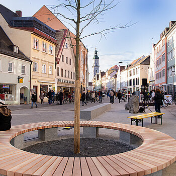 Ein richtiger kleiner Stadtplatz mit Bänken zum Verweilen ist vor dem Sparkassengebäude entstanden. (Foto: Stadt Freising) 