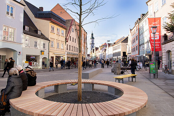 Ein richtiger kleiner Stadtplatz mit Bänken zum Verweilen ist vor dem Sparkassengebäude entstanden. (Foto: Stadt Freising) 