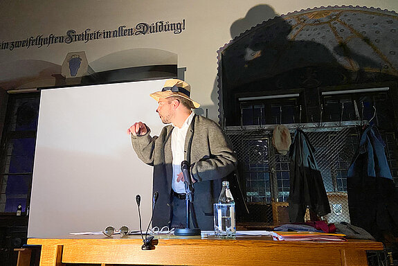 Ein Mann mit Hut und Janker.