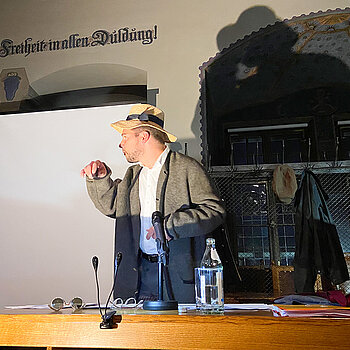 Ein Mann mit Hut und Janker.