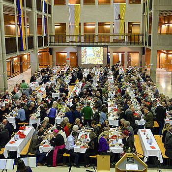 Beeindruckendes Bild: Die Aula des Dom-Gymnasiums war fast bis zum letzten Platz gefüllt. 