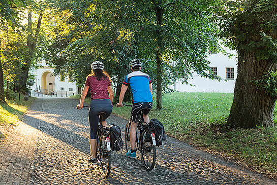 Zwei Personen auf dem Fahrrad in der Stadt