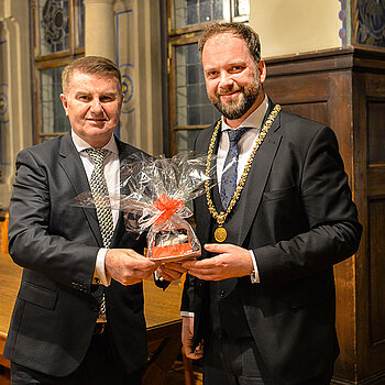 OB Eschenbacher (re.) überreicht seiner Exzellenz ein Geschenk zur Erinnerung an Freising - natürlich eine Figur des Korbiniansbären. (Foto: Stadt Freising) 