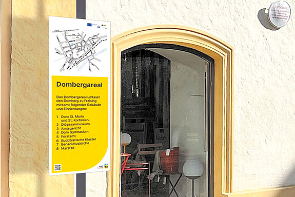 Leitsystem am Aufgang zum Domberg: Die Übersichtstafel im neuen Corporate Design der Stadt zeigt einen Lageplan sowie die Einrichtungen auf dem Domberg.  (Visualisierung: Stadt Freising)