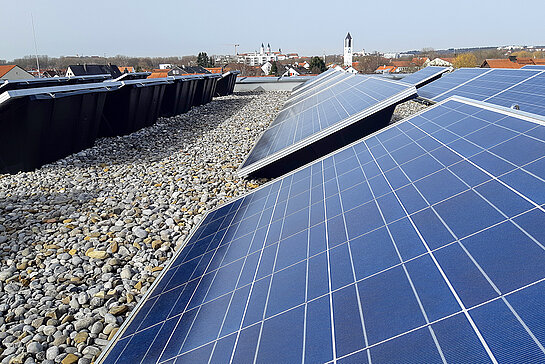 Auch auf dem Dach der Mittelschule Lerchenfeld befindet sich eine Fotovoltaikanlage. (Foto: Stadt Freising)