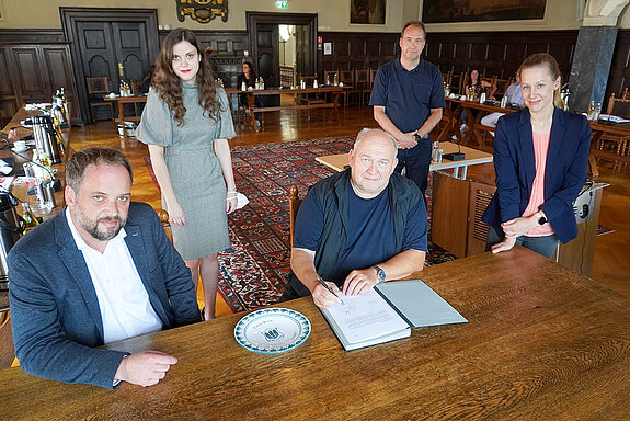 Vertragsunterzeichnung im Rathaus (v.l.): OB Tobias Eschenbacher, Julia Kolbinger, (Juristin der Stadt Freising) SGE-Vorstand Dietmar Buchta, Referatsleiter Karl-Heinz Wimmer und Sportkoordinatorin Elisa Keidler. (Foto: Stadt Freising)