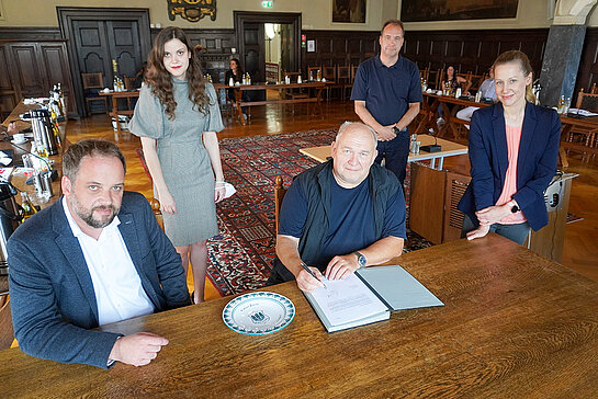 Vertragsunterzeichnung im Rathaus (v.l.): OB Tobias Eschenbacher, Julia Kolbinger, (Juristin der Stadt Freising) SGE-Vorstand Dietmar Buchta, Referatsleiter Karl-Heinz Wimmer und Sportkoordinatorin Elisa Keidler. (Foto: Stadt Freising)