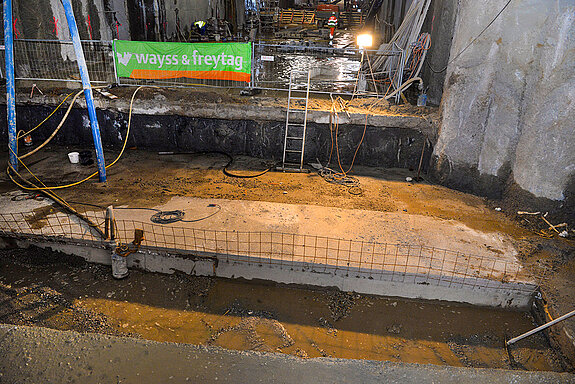 Noch ist in der Betonsohle des Tunnels eine Lücke. (Foto: Stadt Freising)