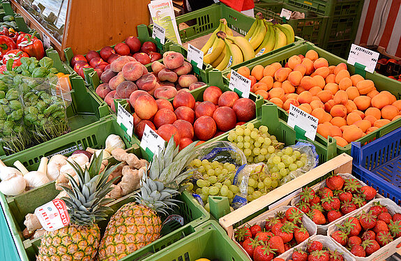 Verkaufsstand mit Obst am Wochenmarkt Freising.
