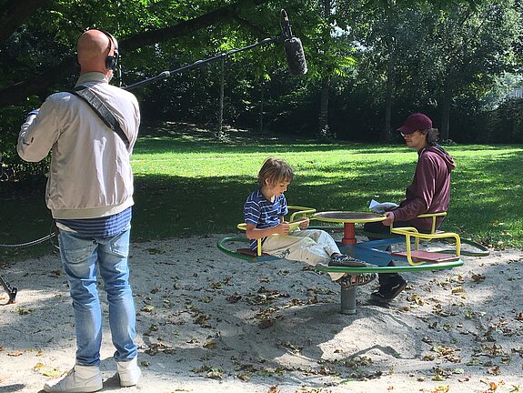 Balu Nico und Mogli Balu ließen sich auf dem Karussel filmen. Foto: Marita Hanold