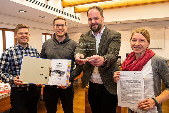 Freude über den Mobilitätspreis (v.l.) Lars Geest, Florian Seiderer, OB Tobias Eschenbacher und Marie Hüneke. (Foto: Stadt Freising)