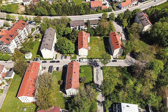 Vorbildliche Initiative der Stadt: Eine klimaneutrale Wohnsiedlung soll an der Oberen Pfalzgrafstraße entstehen. (Drohne: F. J. Kirmaier/das produktionshaus)