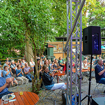 Volles Haus beim Sommerwunder Freising 2021 im Biergarten des Lindenkellers. (Foto: Stadt Freising) 