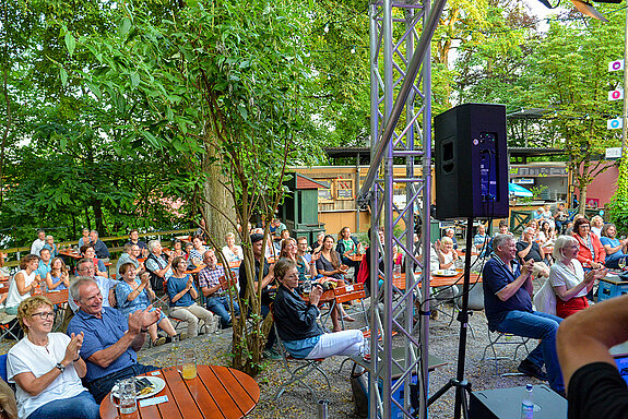 Volles Haus beim Sommerwunder Freising 2021 im Biergarten des Lindenkellers. (Foto: Stadt Freising) 