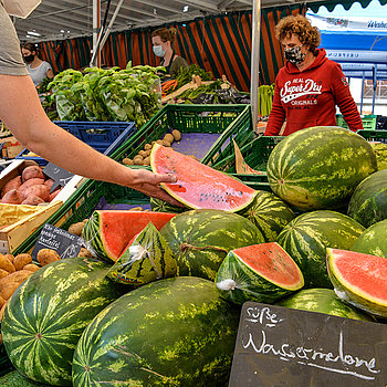 Verkaufsstand mit Wassermelonen am Wochenmarkt Freising. (Foto: Stadt Freising)