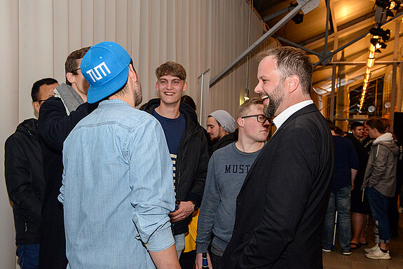 OB Tobias Eschenbacher mischte sich unter die jungen Leute. (Foto: Stadt Freising)