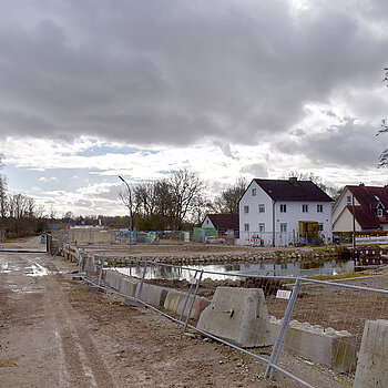 Blick aus Richtung Giggenhauser Straße auf die Bachstraße. Rechts im Bild das Gebäude, in dem das Baubüro für die Westtangente untergebracht ist. (Foto: Stadt Freising)