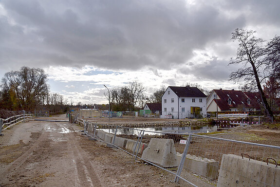 Blick aus Richtung Giggenhauser Straße auf die Bachstraße. Rechts im Bild das Gebäude, in dem das Baubüro für die Westtangente untergebracht ist. (Foto: Stadt Freising)