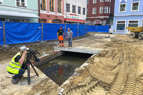 Ein fast historischer Moment: Am 18. Juni 2020 war nach rund 35 Jahren erstmals wieder die Stadtmoosach in der Oberen Altstadt zu sehen und wurde zum begehrten Fotomotiv. (Foto: Stadt Freising)