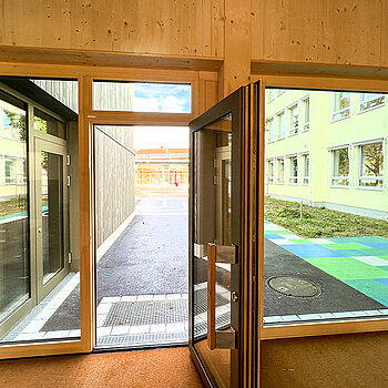 Ausgang zum gemeinsamen Innenhof der Schule St. Lantbert. (Foto: Stadt Freising)