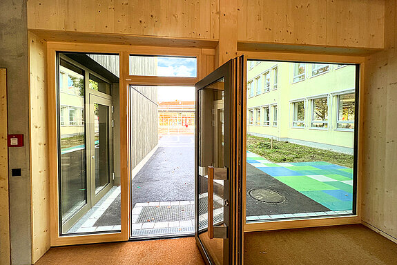 Ausgang zum gemeinsamen Innenhof der Schule St. Lantbert. (Foto: Stadt Freising)