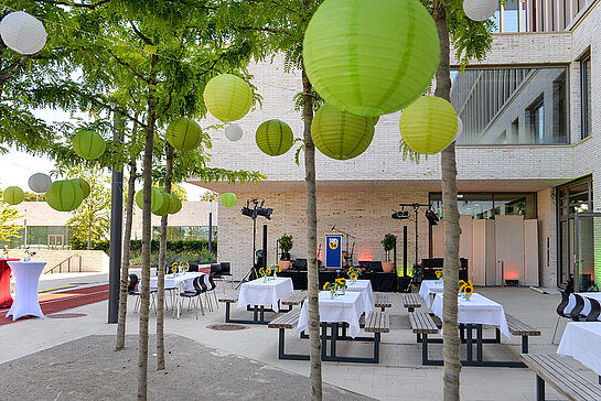 Mit Sonnenblumen auf den Tischen und Lampions in den Bäumen war die Schulterasse in einen stilvollen Ort für den Kulturempfang verwandelt worden. (Foto: Stadt Freising)